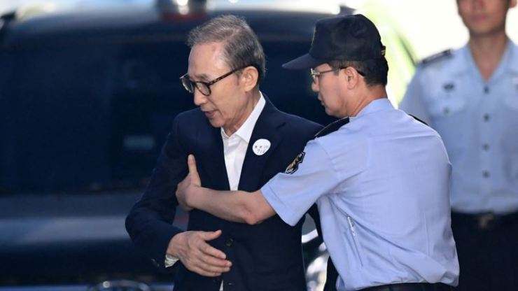 दक्षिण कोरियाका पूर्व राष्ट्रपतिलाई भ्रष्टाचारको आरोपमा १७ वर्ष जेल सजाय