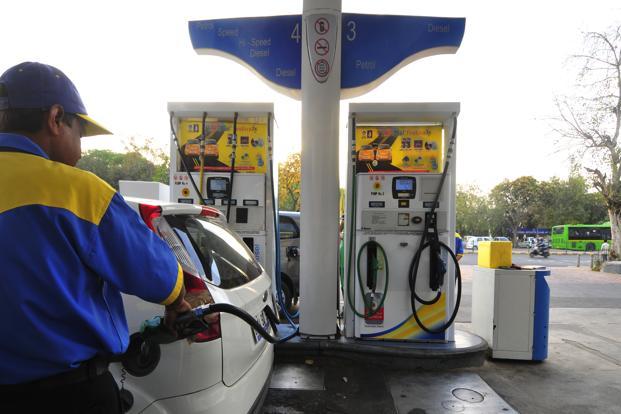 डिजेल र पेट्रोलको मूल्य प्रतिलिटर दुई रुपैयाँले घट्यो