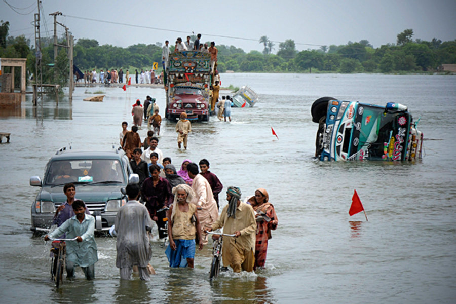 पाकिस्तानमा मुसलधारे वर्षापछि आएको बाढीका कारण १७ जनाको ज्यान गयाे