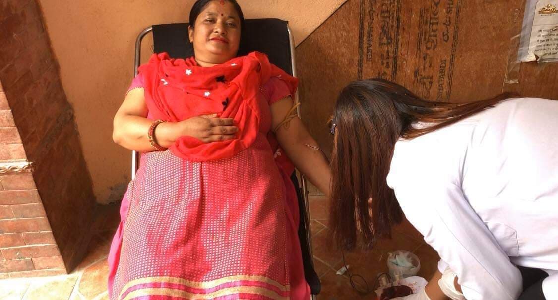 मध्यपुरथिमि नगरपालिका–९ मा आकस्मिक रक्तदान कार्यक्रमको आयोजना, ५६ जनाले रगत दिए