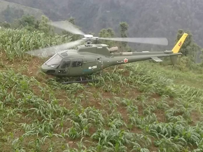 नेपाली सेनाको हेलिकप्टरबाट गर्भवती महिलाको उद्दार, मकैबारीमा हेलिकप्टर अवतरण