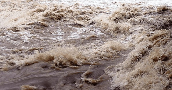 कोरोनाको जोखिम कम नहुँदै बाँकेमा बाढीको कहर शुरु, नदीमा फसेका ११ को उद्धार