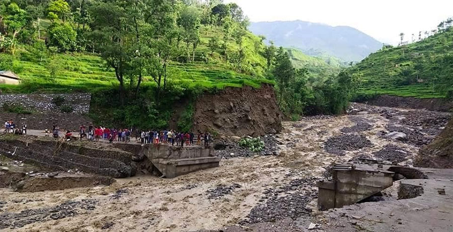 अविरल वर्षासँगै आएको बाढीले बाजुराको ताप्रिसेरा घट्टेखोलामा रहेको पक्की पुल बगायो