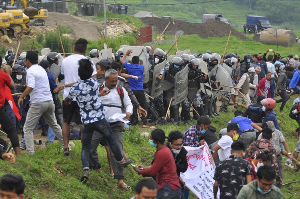 खोकनावासी र प्रहरीबीच झडप, ४ जना प्रहरी घाइते