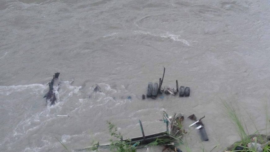 काठमाडौँबाट पाेखरा जाँदै गरेको बस त्रिशुली नदीमा खस्यो, अहिलेसम्म १८ जनाको उद्दार