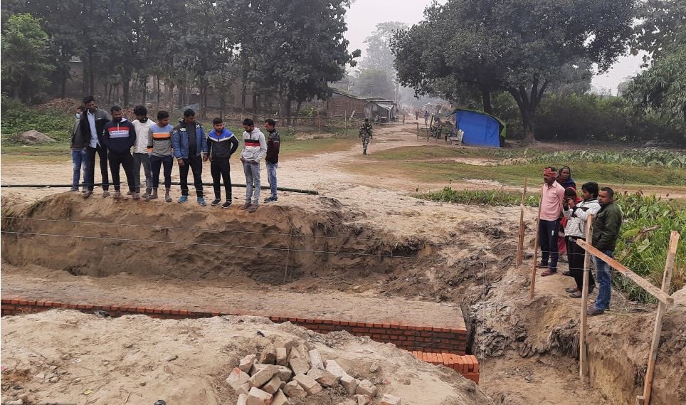 नेपाली भूमिमा कल्भर्ट निर्माण गर्दा भारतीय सुरक्षाकर्मीको अवरोध