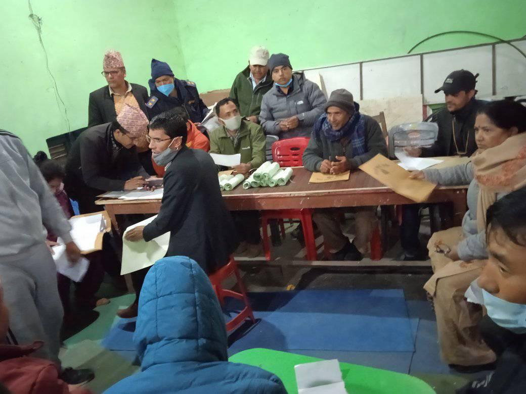 नेपाली काँग्रेस दार्चुलाको मत गणना जारी, ४०० मत गणना हुदा सभापतिमा बोहराको अग्रता कायमै, सचिवमा कार्की