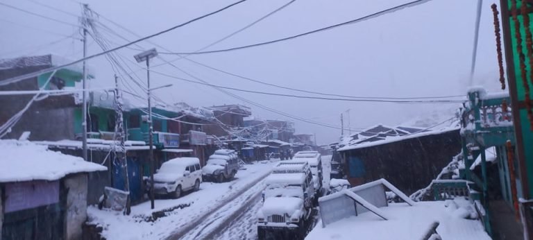 सुदूरपश्चिमका पहाडी जिल्लामा वर्षासँगै हिमपात, यातायात अवरुद्ध