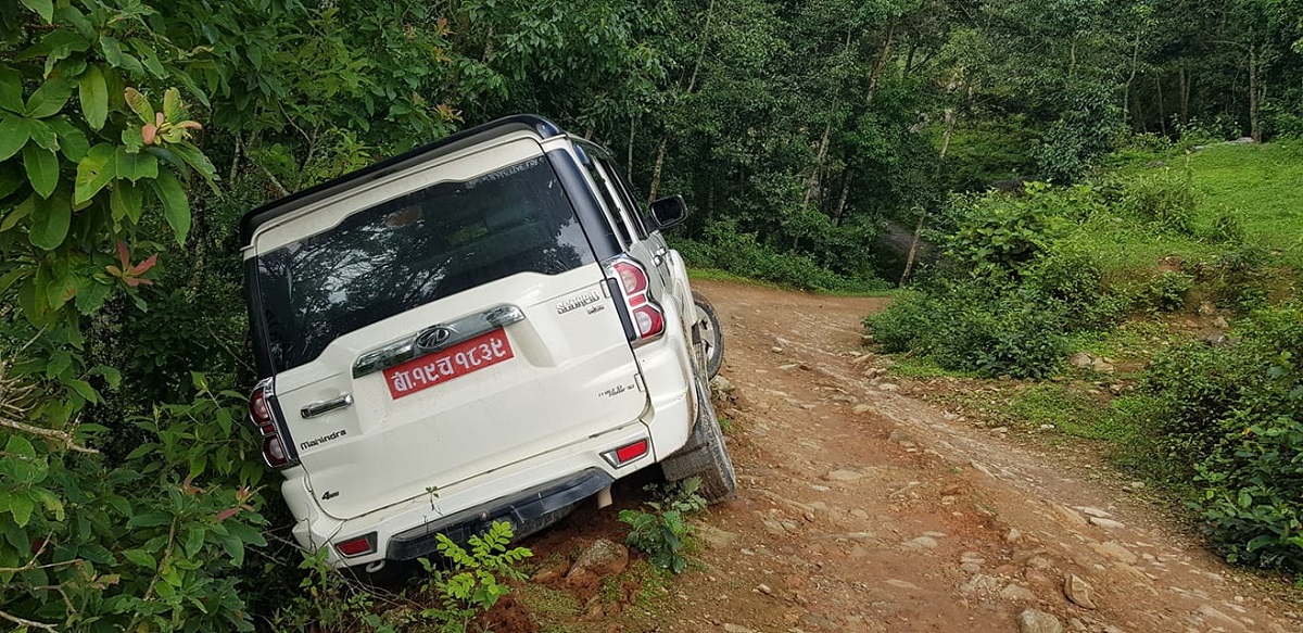 नेपाली काँग्रेसका उपसभापति गुरुङ चढेको गाडी सडकबाट चिप्लियो, यात्रु सबै सुरक्षित