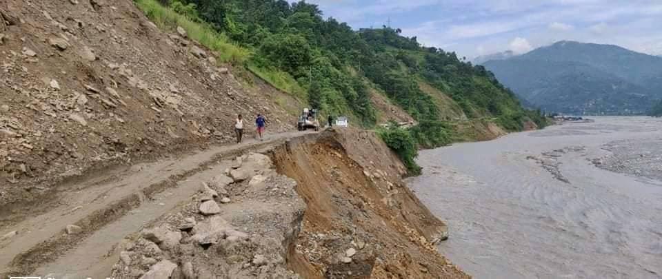 बाढीले मेलम्ची–हेलम्बु सडक अवरुद्ध