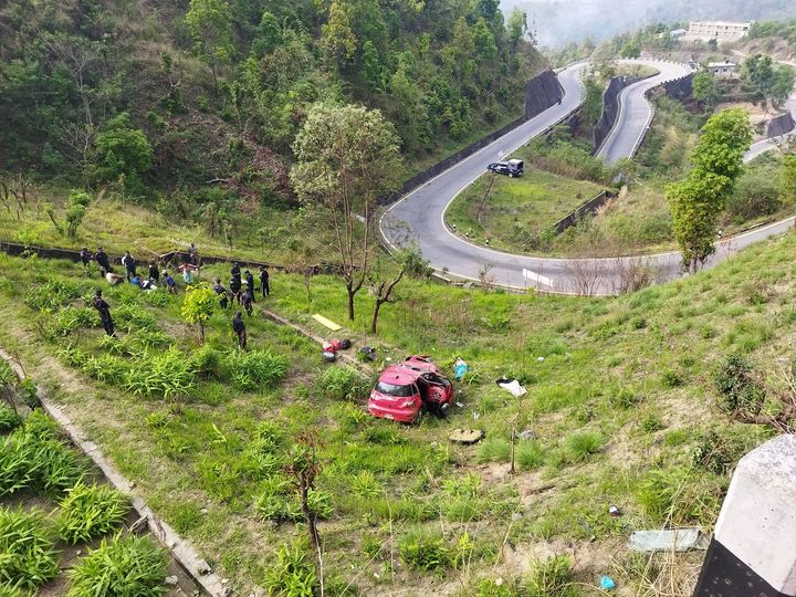 सिन्धुलीमा कार दुर्घटना दुई जनाको घटनास्थलमै मृत्यु, एक जना घाइते