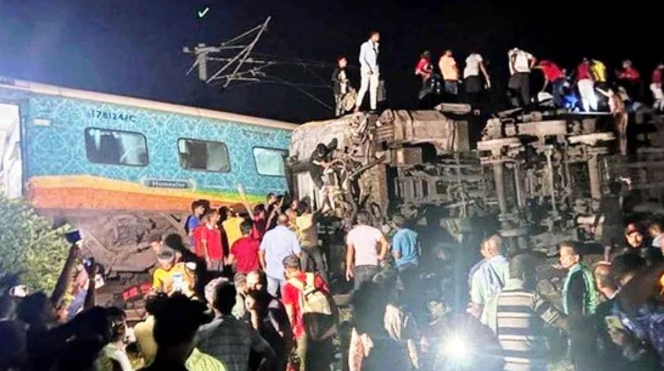 ओडिशामा भयानक रेल दुर्घटना : २३३ यात्रुको मृत्यु, ९०० बढी घाइते