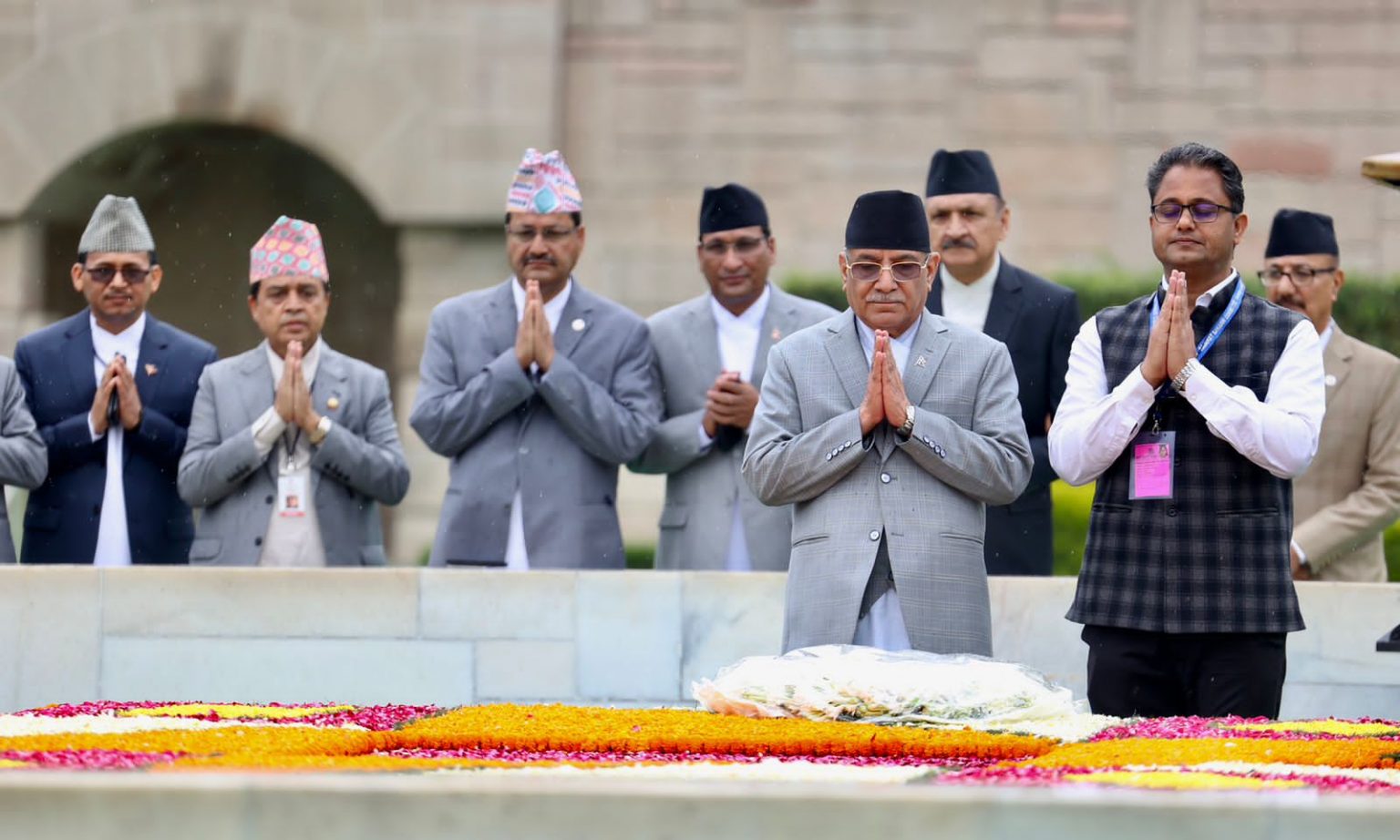 नेपालका प्रधानमन्त्री ‘प्रचण्ड’ले गरे राजघाट पुगेर महात्मा गान्धीको समाधिस्थलमा पुष्पहार अर्पण