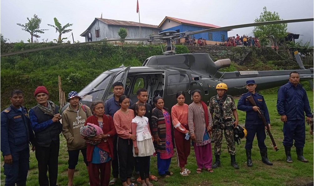 बाढीपहिरो जोखिमका कारण फसेका १२ जनाको नेपाली सेनाको हेलिकोप्टरमार्फत उद्धार