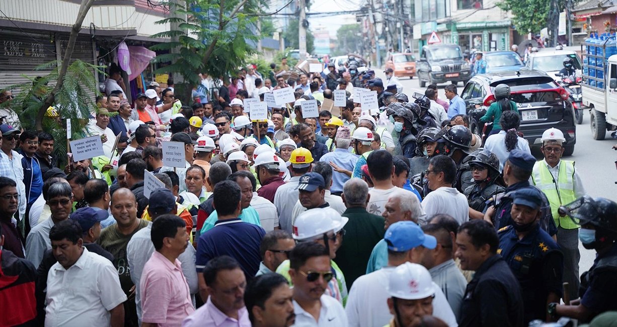 प्रधानमन्त्री निवास अगाडि निर्माण व्यवसायीहरुको धर्ना