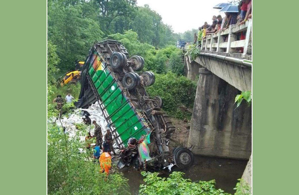 ट्रक दुर्घटनामा परेर घाइते अवस्थामा च्यापिएका चालकको चार घण्टापछि उद्दार