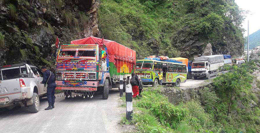 राजमार्ग अवरुद्ध हुँदा धनगढी महेन्द्रनगरबाट बैतडी र दार्चुला जाने गाडी अलपत्र