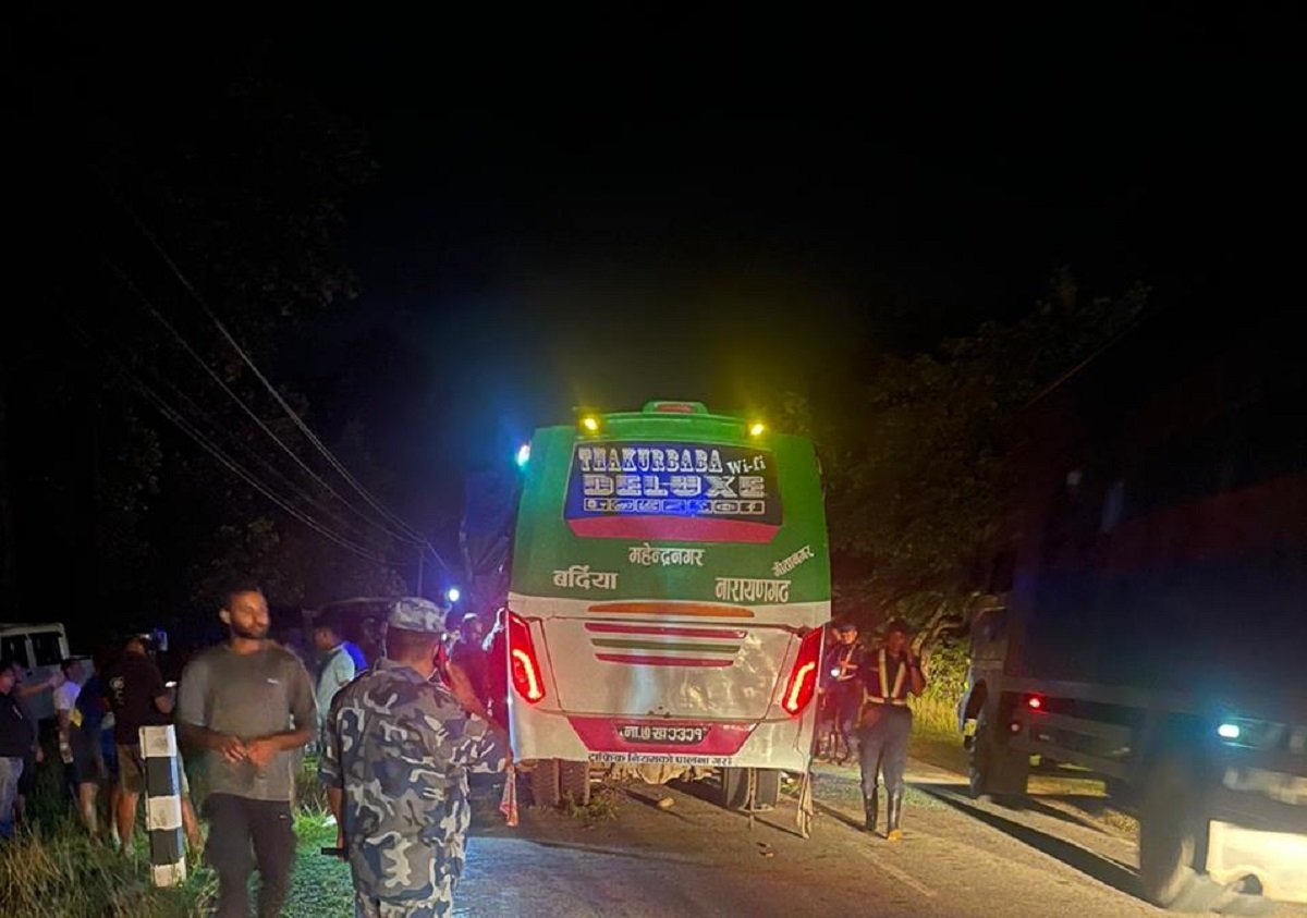 बाँकेमा रोकिराखेको ट्रकसँग ४१ यात्रु सवार बस ठोक्किँदा ७ जनाको मृत्यु