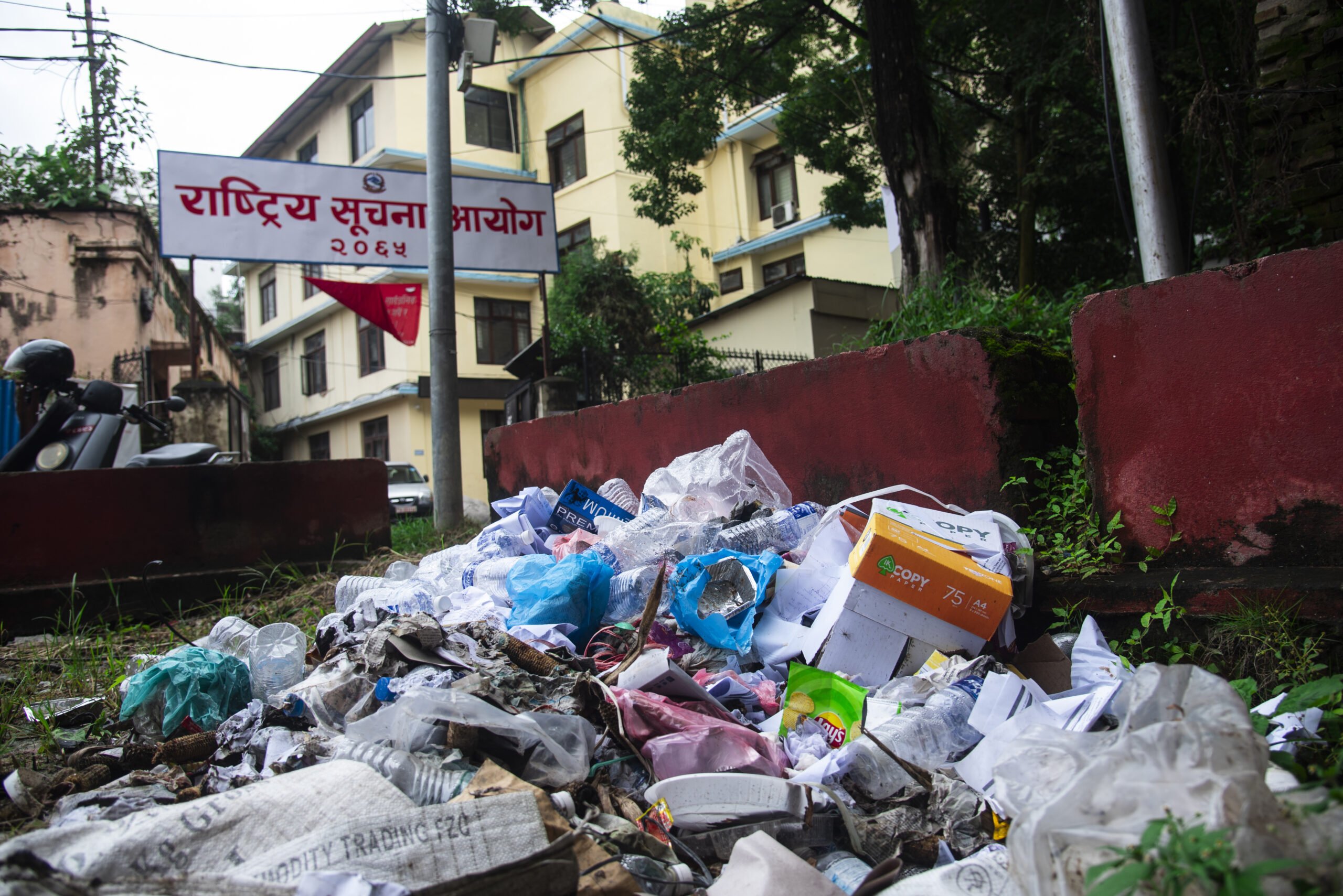 आफैँ लथालिङ्ग सरकारी कार्यालय, छिटो छरितो सेवा पाइन्छ भनेर कसरी आश गर्ने ?