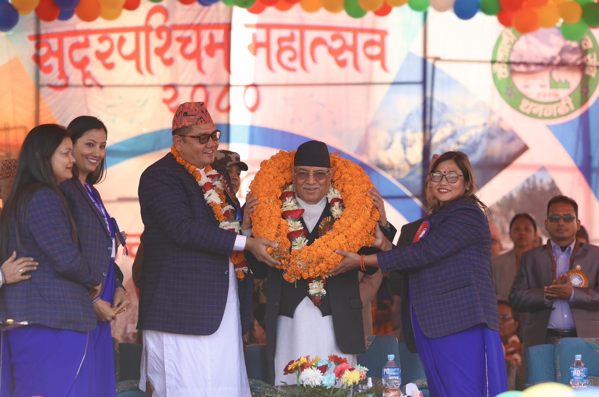 धनगढीमा प्रधानमन्त्रीलाई १० बुँदे मागसहित १० किलोको माला (तस्बिरहरू)