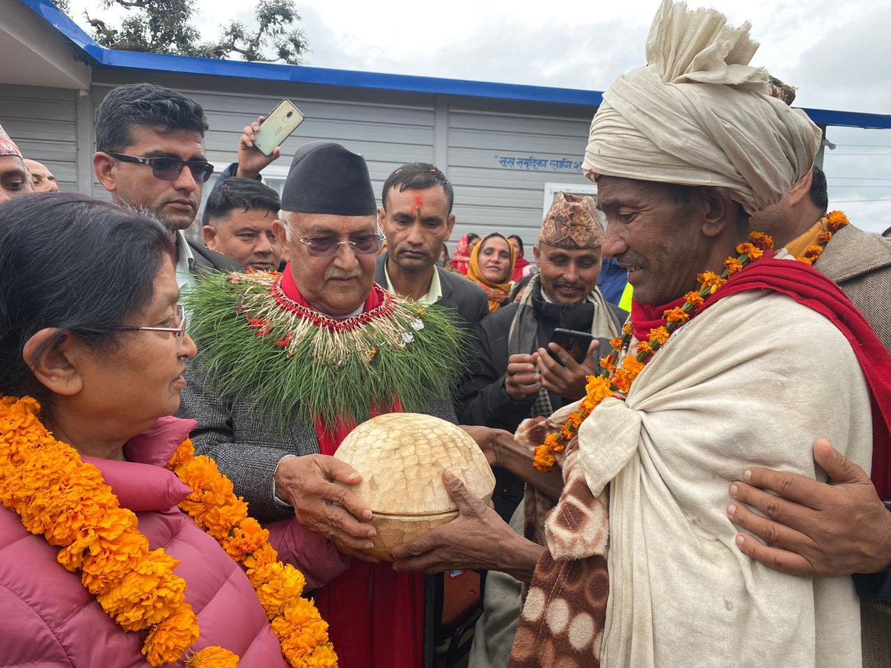 राउटे मुखियाबाट ओलीले पाए ‘कोसी’ उपहार