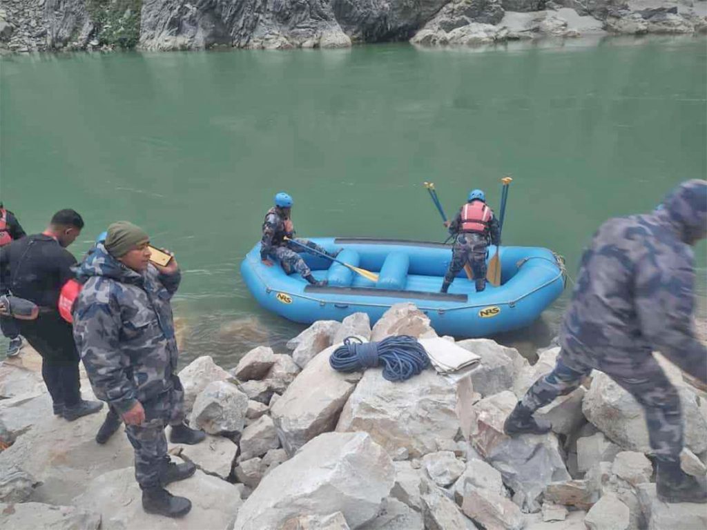 त्रिशूली नदीमा जिप खसेपछि चालक फरार भएको आशंका