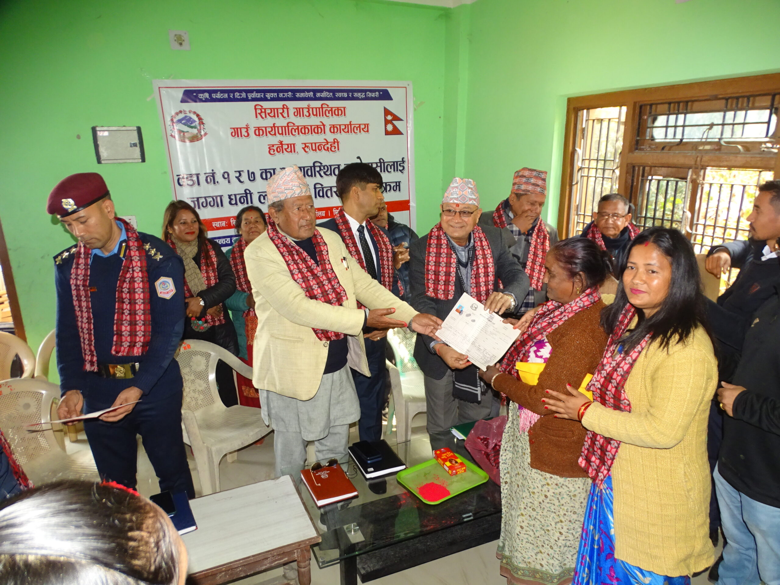 रूपेन्देहीकाे सियारी गापमा २५० जना सुकुम्बासीलाइ बाँडियाे लालपुर्जा