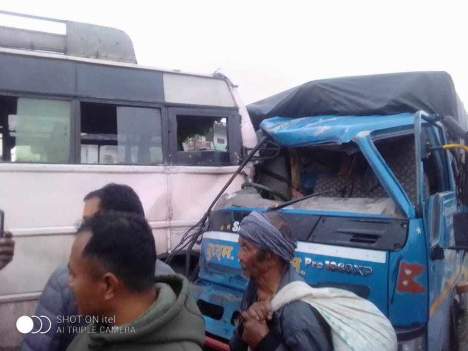 सर्लाही नवलपुरमा बस र ट्रक ठोक्किँदा कैयौं यात्रु घाइते