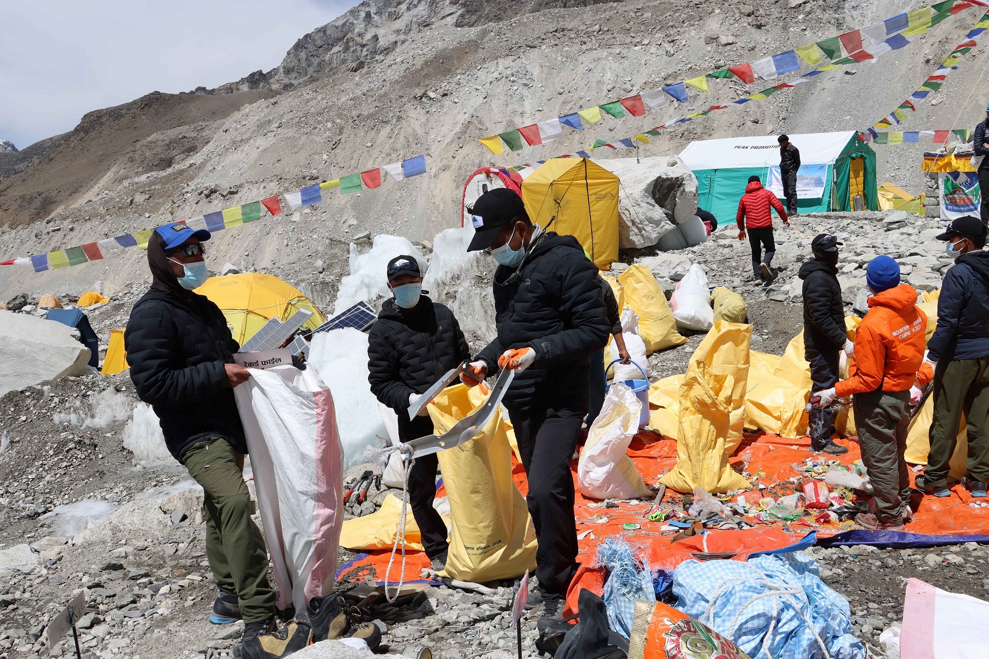 नेपाली सेनाको अगुवाइमा सञ्चालन भई रहेको सफा हिमाल अभियान